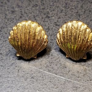 EUC Goldtone Seashell Stud Earrings